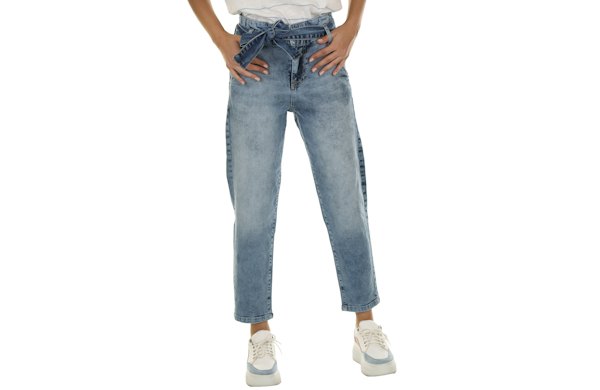 Calça jeans azul clara de cintura alta com faixa amarrada, mais larga no quadril e estreita no tornozelo